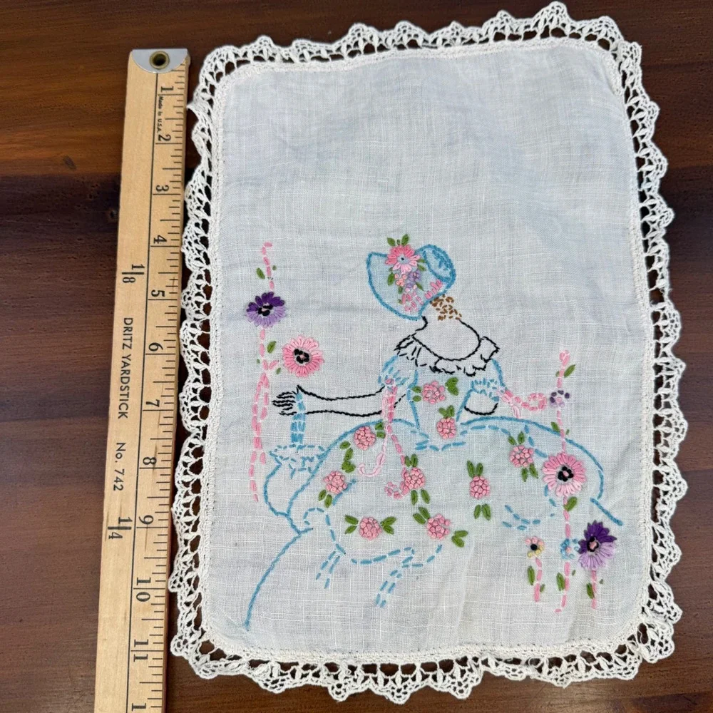 Vintage Hand Embroidered Linen Set‎ Southern Belle Doilies Floral Handkerchiefs